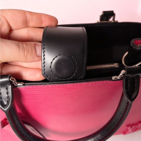 Louis Vuitton Kleber PM Handbag – Pink Epi Leather 💖
✔ 100% Authentic - Picture 10 of 15
